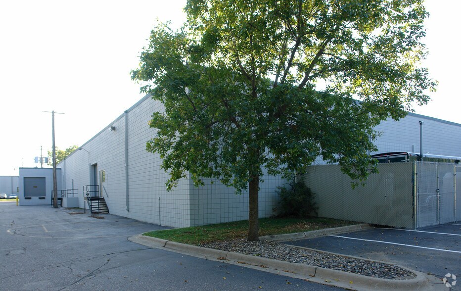 15102 Minnetonka Industrial Rd, Minnetonka, MN à louer - Photo du bâtiment - Image 2 de 7