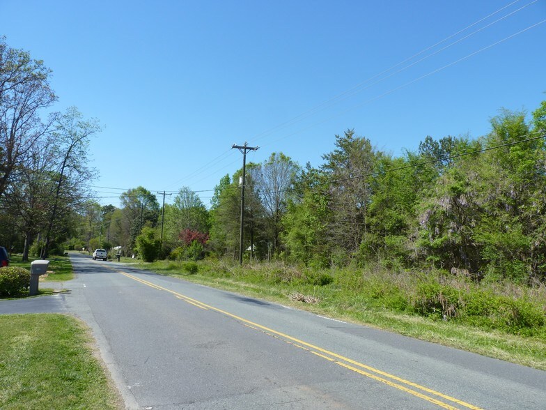 2423 Belmeade Dr, Charlotte, NC à vendre - Photo du bâtiment - Image 2 de 2