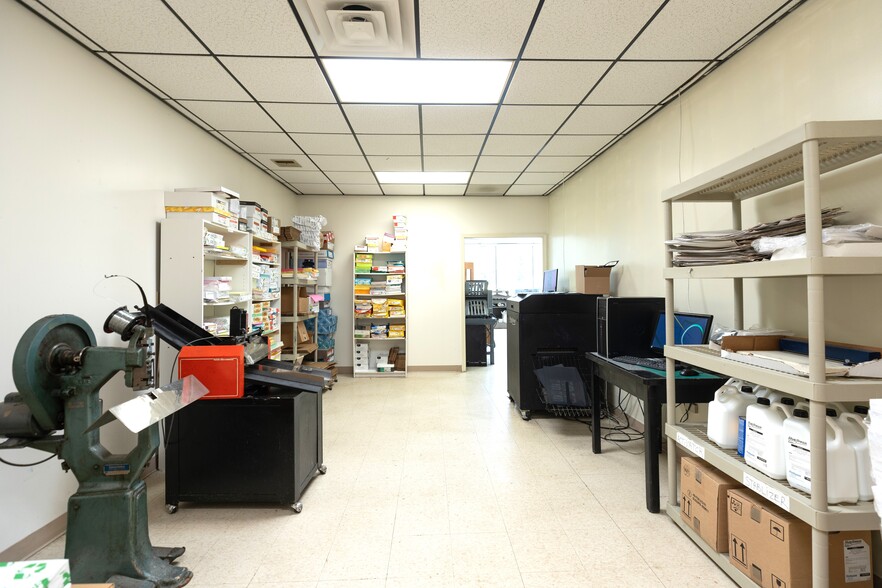 5982 E Molloy Rd, Mattydale, NY for sale - Interior Photo - Image 2 of 24