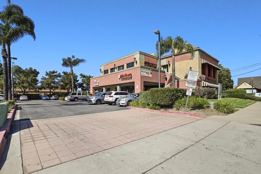 4774 Riverside Dr, Chino, CA à louer - Photo du bâtiment - Image 3 de 23
