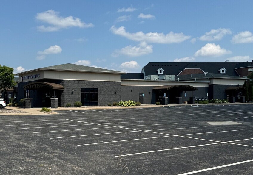 1600-1688 N Casaloma Dr, Grand Chute, WI for lease - Building Photo - Image 3 of 23