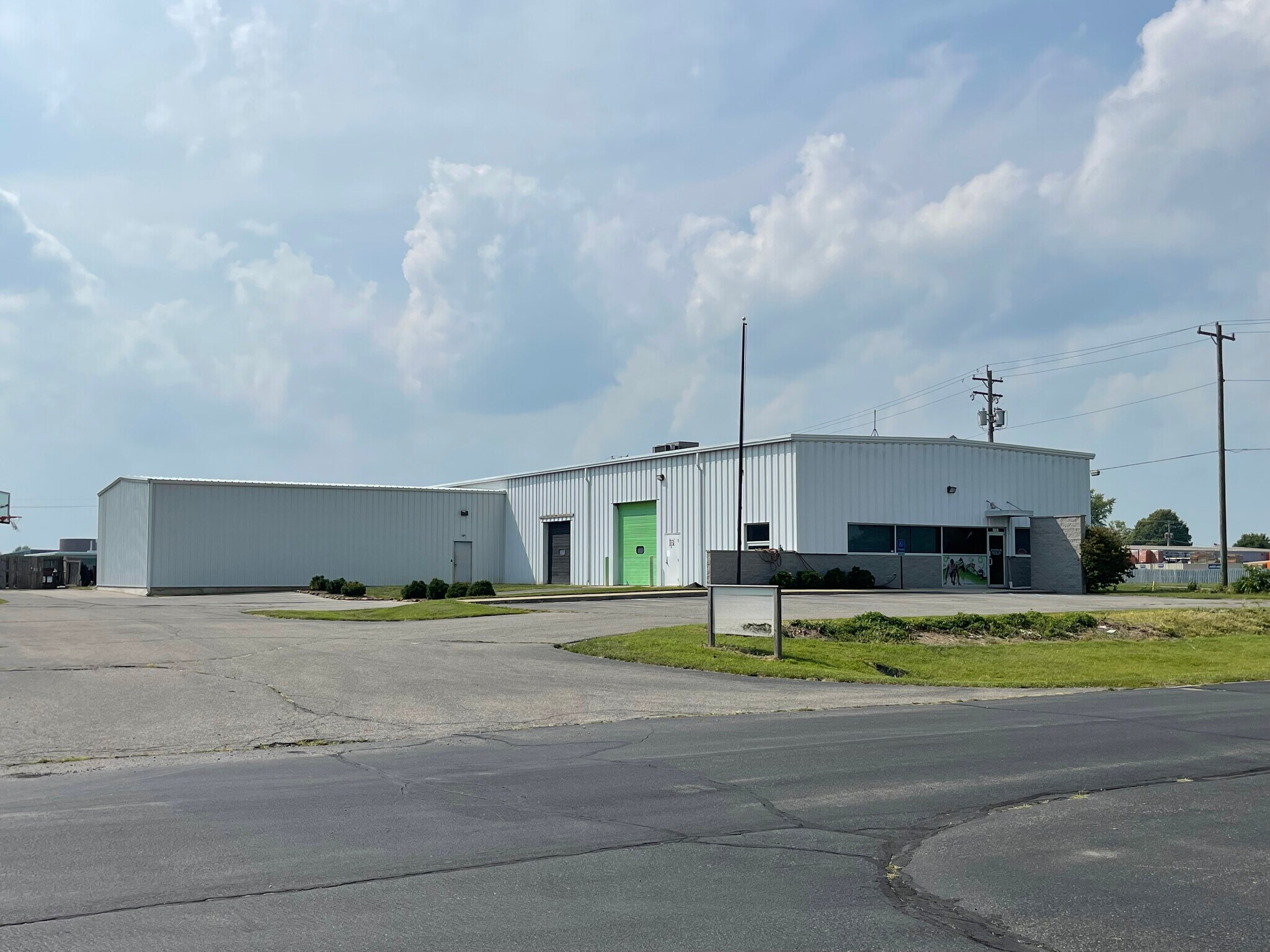 4480 Ray Boll Blvd, Columbus, IN à vendre Photo du bâtiment- Image 1 de 5