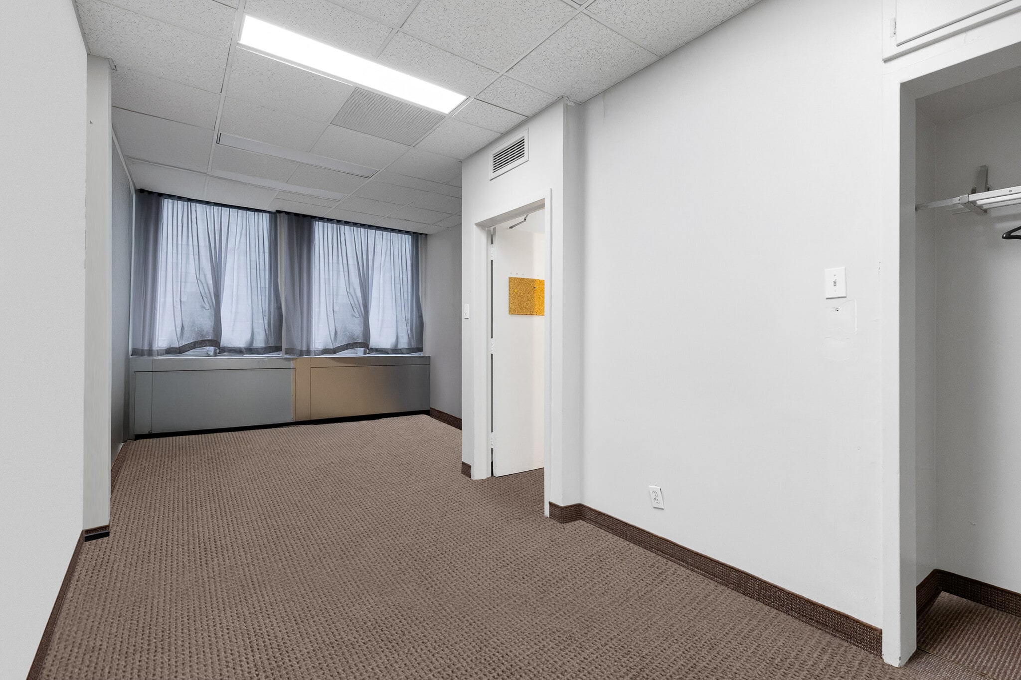 5843-5847 Ch De La Côte-Des-Neiges, Montréal, QC for lease Interior Photo- Image 1 of 8