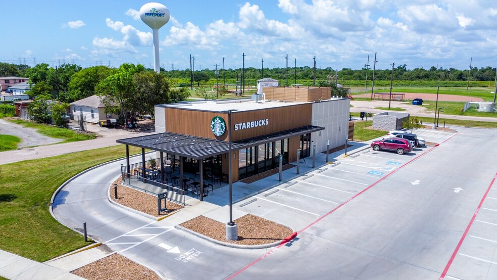 905 N Brazosport Blvd, Freeport, TX à louer - Photo du bâtiment - Image 3 de 5