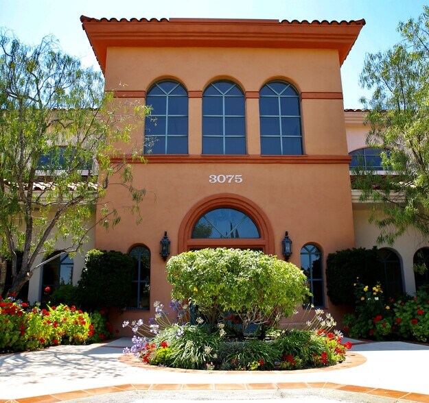 3055-3095 E Thousand Oaks Blvd, Thousand Oaks, CA à louer - Photo du bâtiment - Image 1 de 4