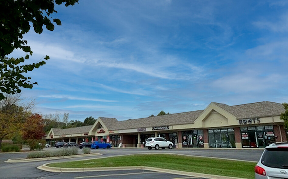 636 E State Rd, Island Lake, IL for lease - Building Photo - Image 1 of 5