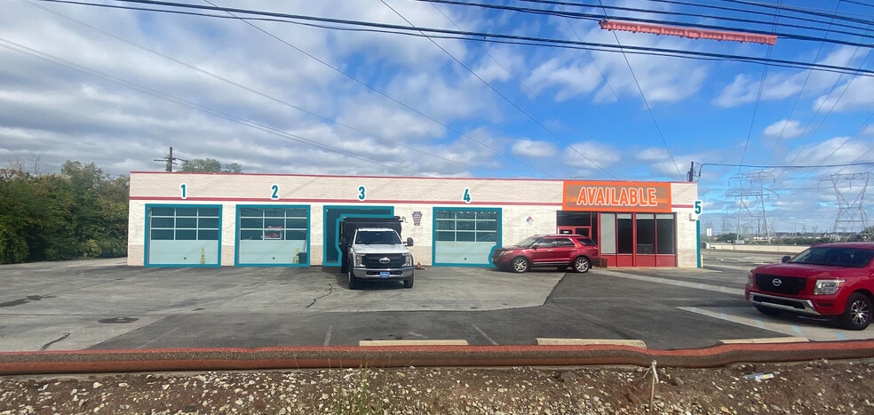 1500 W Ridge Pike, Conshohocken, PA for lease - Building Photo - Image 1 of 5