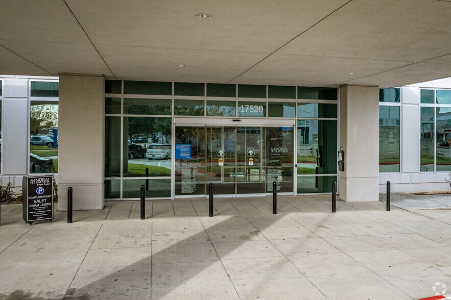 17520 W Grand Pkwy S, Sugar Land, TX à louer - Photo du bâtiment - Image 3 de 4