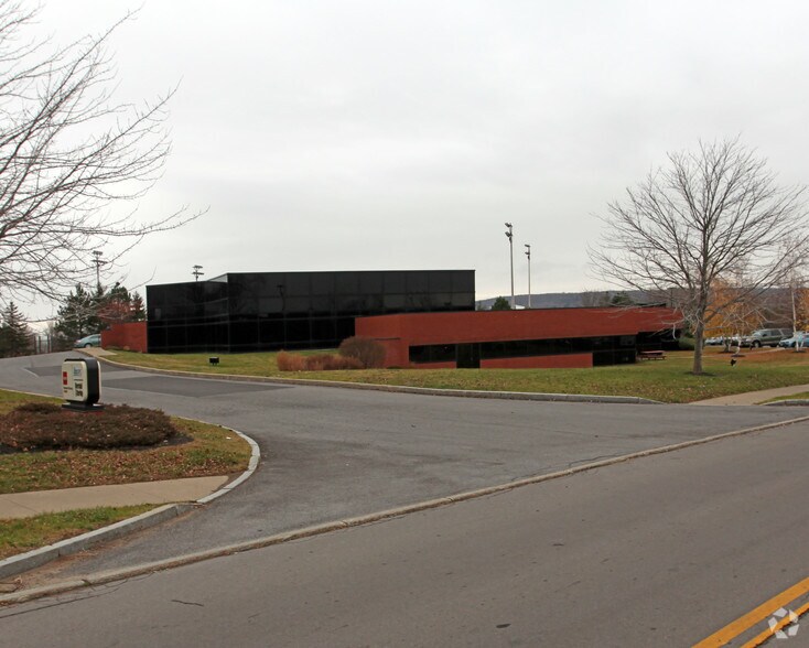 122 Business Park Dr, Utica, NY à vendre - Photo du bâtiment - Image 3 de 9