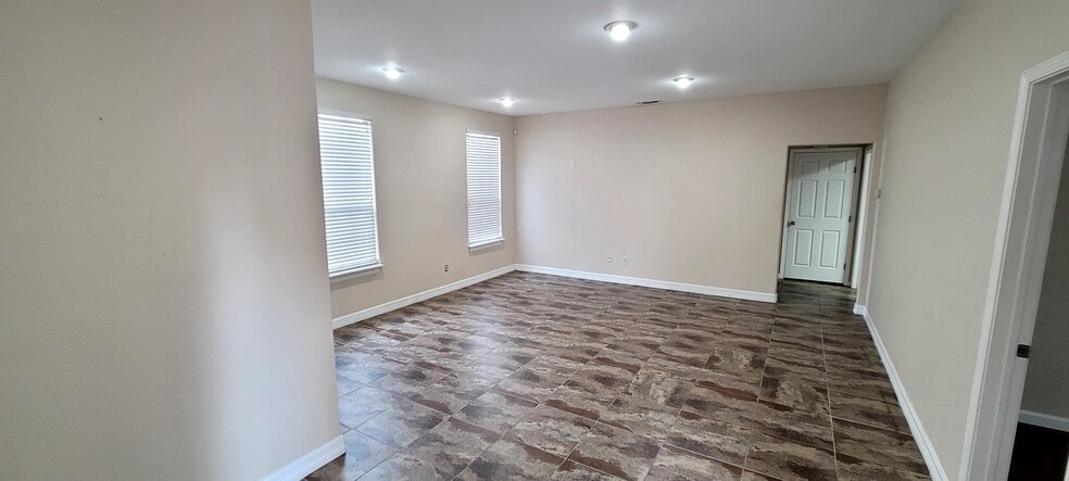 2800 NW Loop 410, San Antonio, TX à louer - Photo intérieure - Image 2 de 2