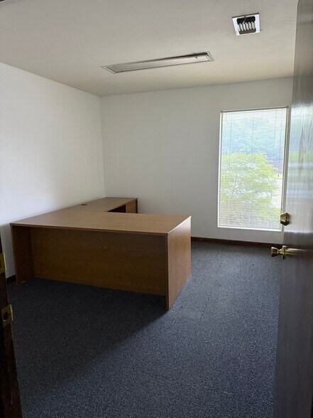 907 N Granbury St, Cleburne, TX à louer - Photo du bâtiment - Image 3 de 6