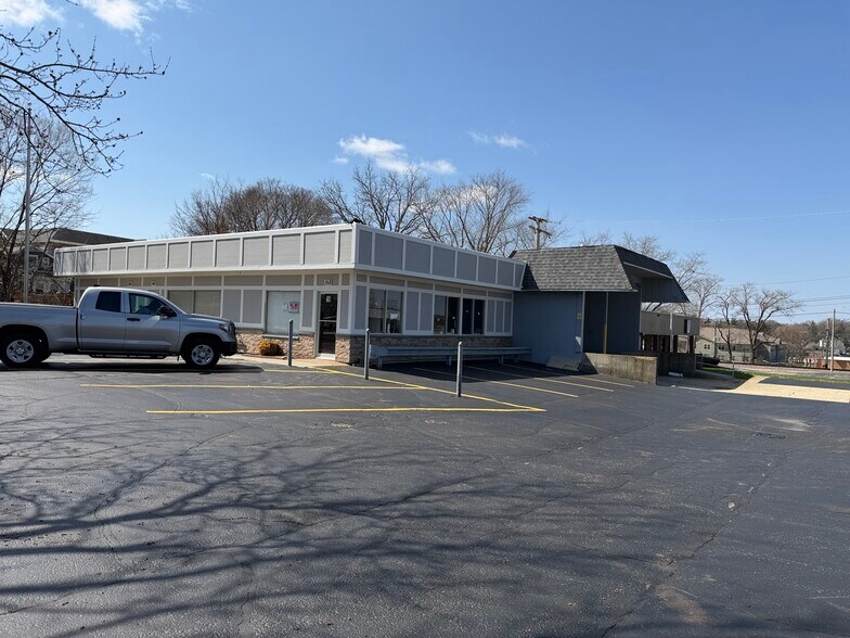 164-166 N Gilbert St, South Elgin, IL à louer - Photo du bâtiment - Image 2 de 9