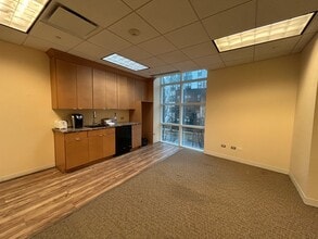 1725 N McGovern St, Highland Park, IL for lease Interior Photo- Image 2 of 8