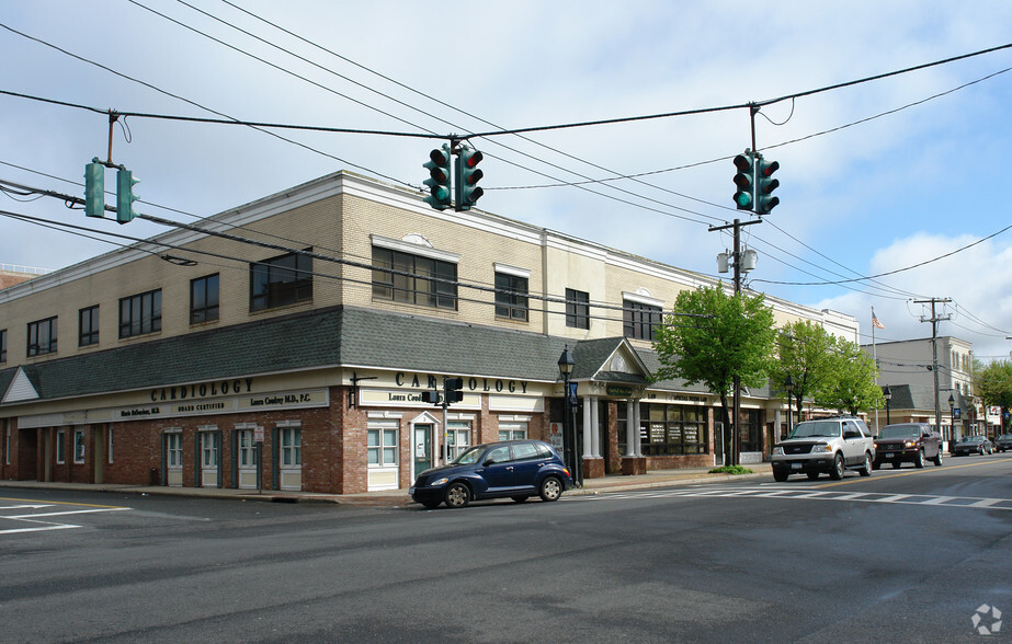 1-25 E Main St, Bay Shore, NY for sale - Building Photo - Image 1 of 1