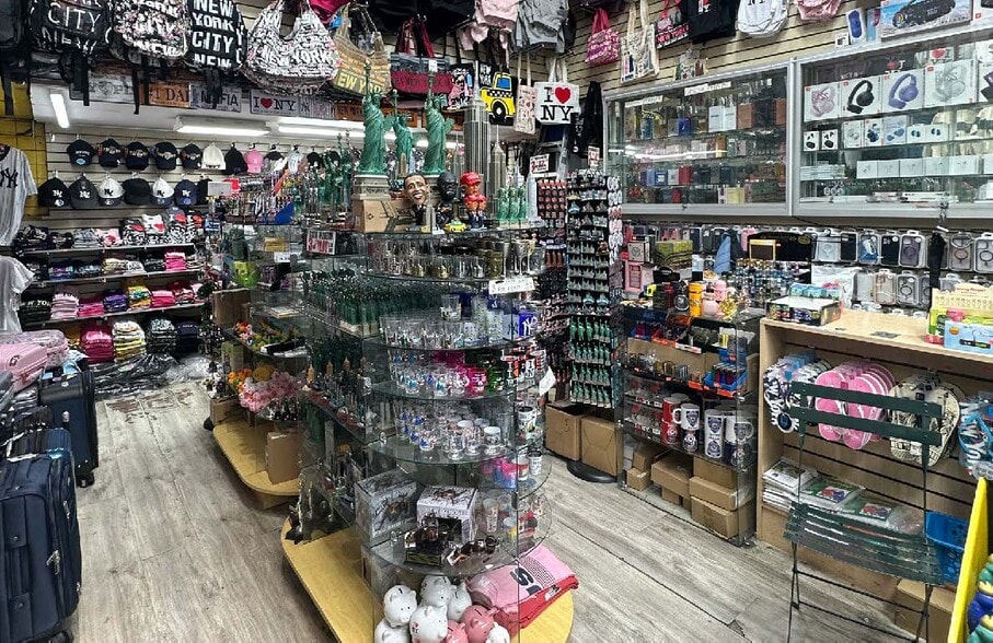 485 7th Ave, New York, NY for lease - Building Photo - Image 2 of 6