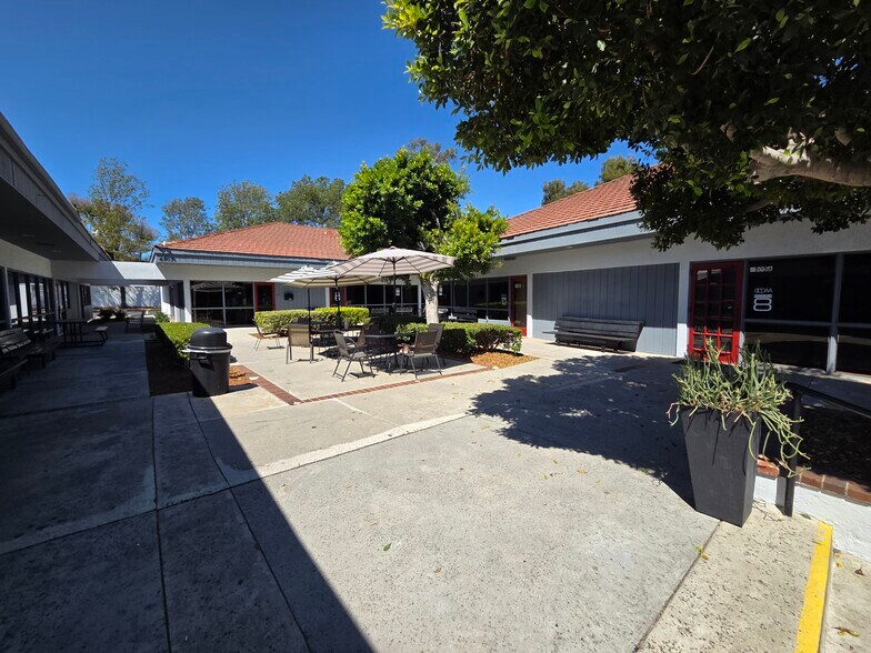 6511 E Serrano Ave, Anaheim, CA à louer - Photo du bâtiment - Image 3 de 12