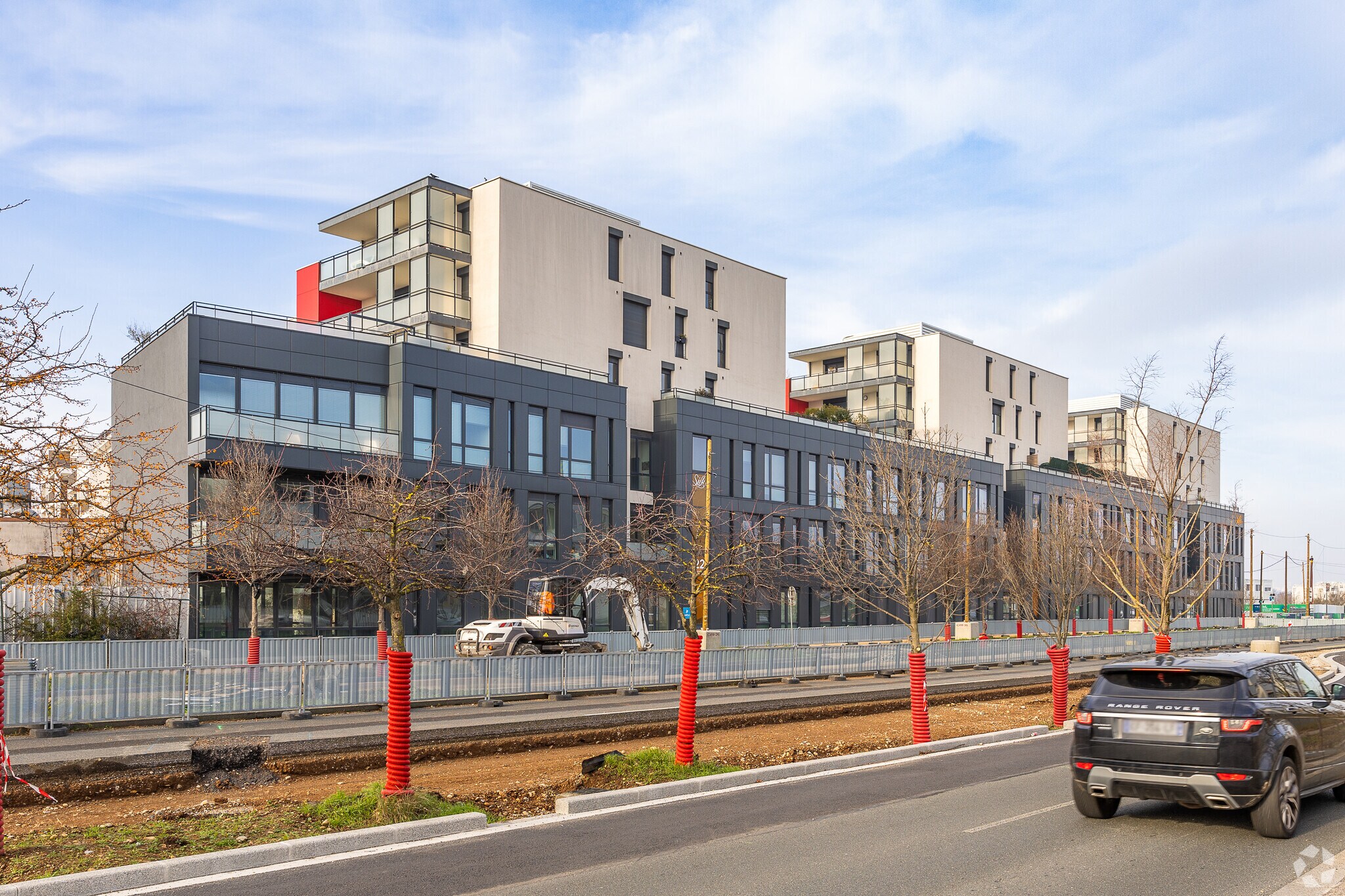 Office in Vaulx-en-Velin for lease Primary Photo- Image 1 of 8