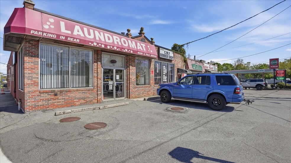 761 Deer Park Ave, North Babylon, NY à louer - Photo du bâtiment - Image 2 de 9