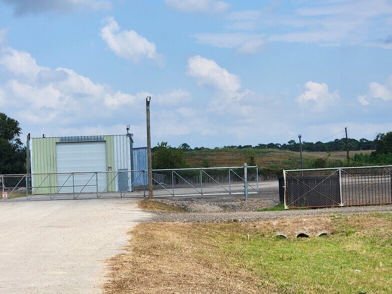 8627 E Mt Houston Rd, Houston, TX à louer - Photo du bâtiment - Image 3 de 12