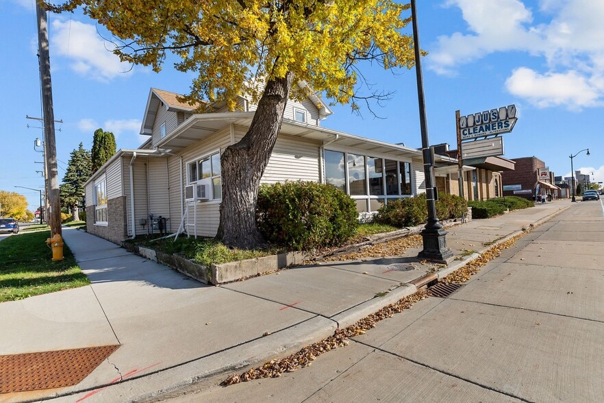 754 N Main St, Oshkosh, WI for sale - Building Photo - Image 1 of 44