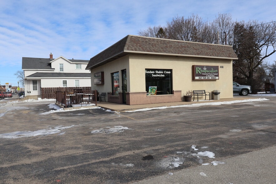 1226 Oregon St, Oshkosh, WI for sale - Primary Photo - Image 1 of 5
