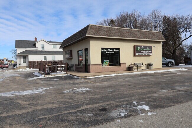 More details for 1226 Oregon St, Oshkosh, WI - Retail for Sale