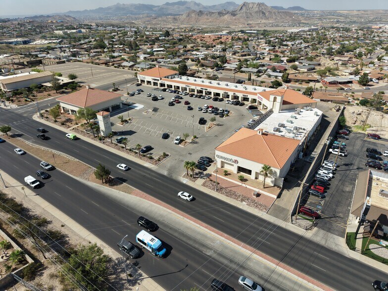 5857 N Mesa St, El Paso, TX à louer - Photo du bâtiment - Image 2 de 12