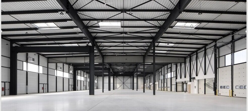 Office in Le Bourget for lease - Building Photo - Image 3 of 5