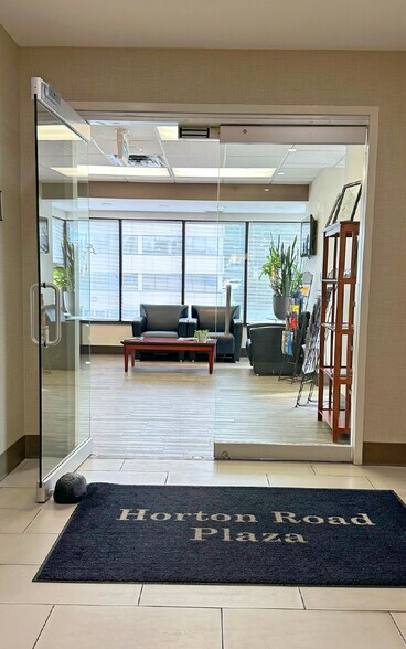 9705 Horton Rd SW, Calgary, AB à louer - Photo intérieure - Image 3 de 14