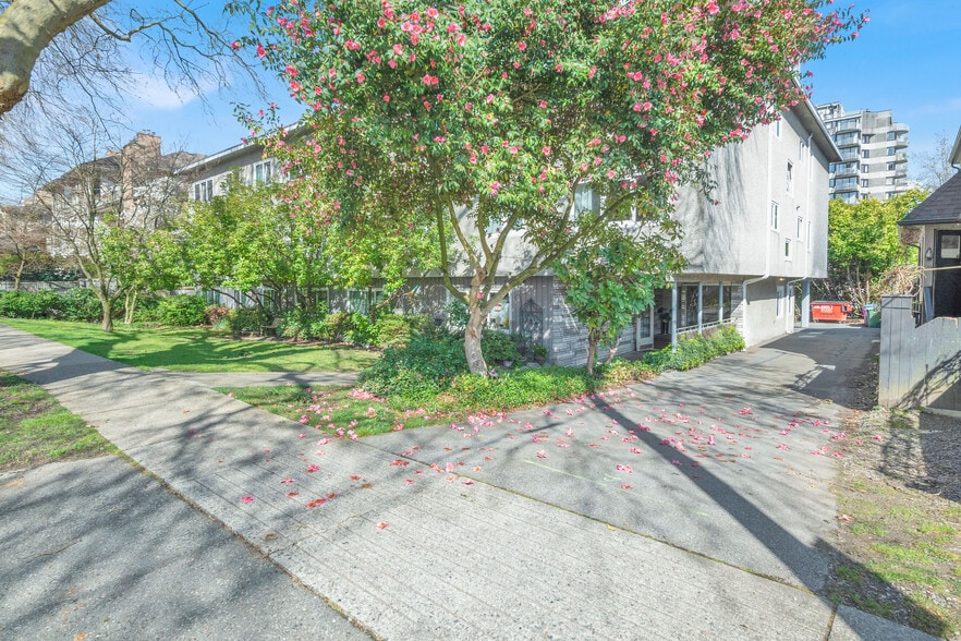 3719 W 8th Av, Vancouver, BC à vendre - Photo du bâtiment - Image 2 de 50