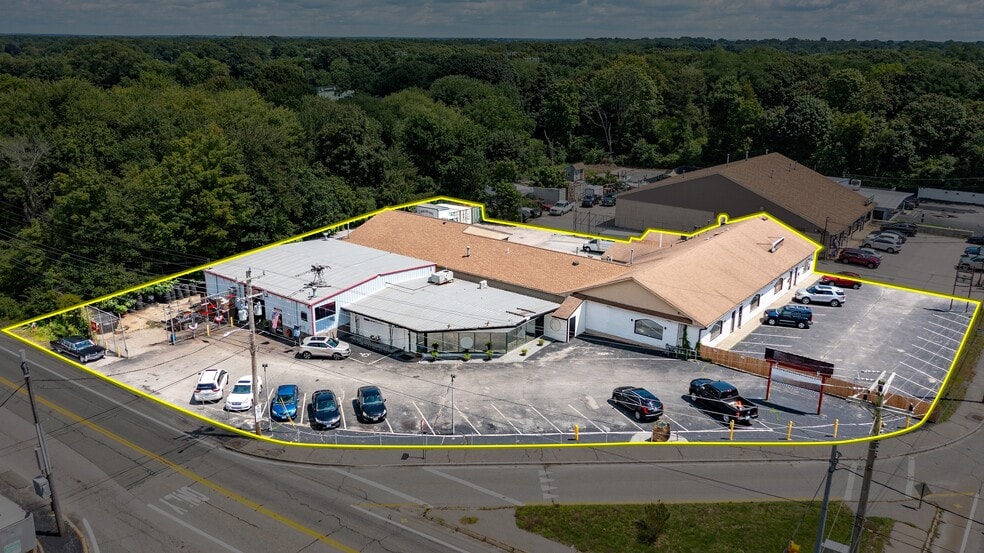 2077 W Shore Rd, Warwick, RI à vendre - Photo du bâtiment - Image 3 de 38