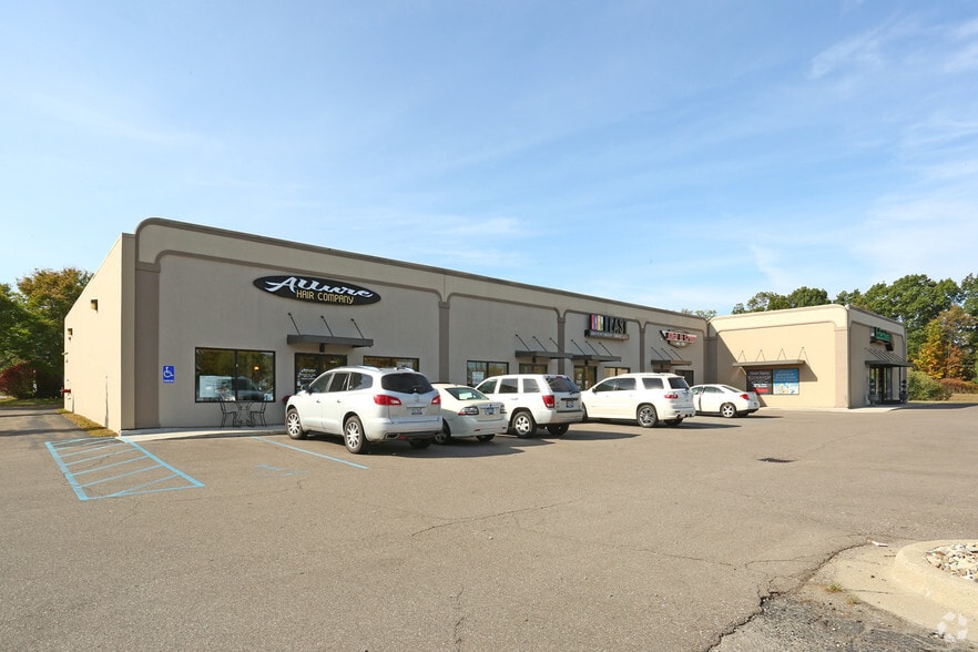 495 N Fenway Dr, Fenton, MI for lease - Building Photo - Image 1 of 4