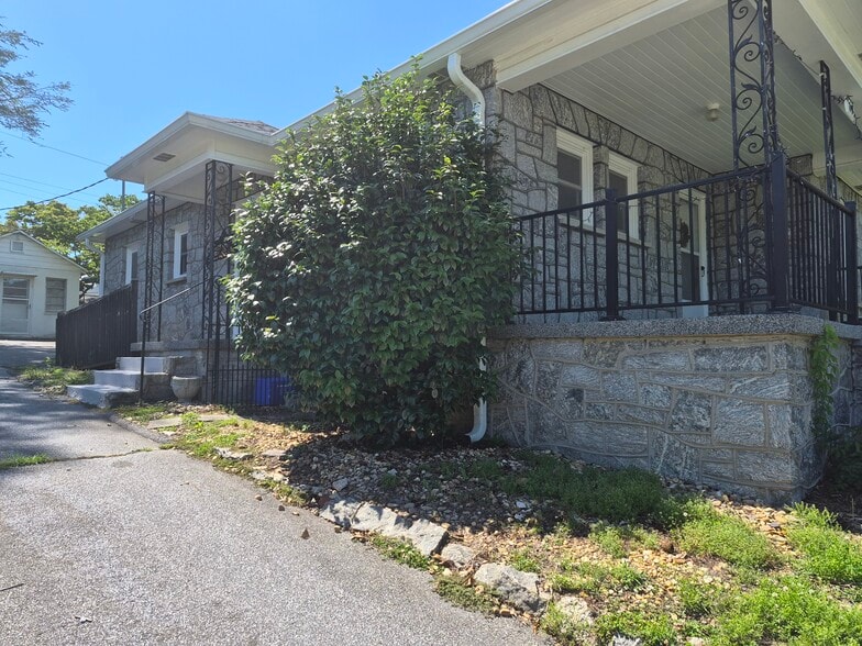 719 Oakland St, Hendersonville, NC for lease - Building Photo - Image 2 of 5