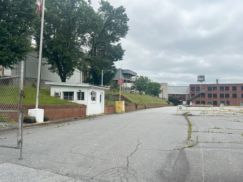 315 Elizabeth St NW, Lenoir, NC à vendre - Photo du bâtiment - Image 3 de 6