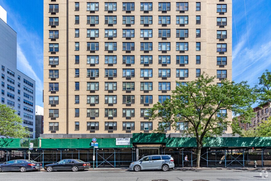 187-203 Third Ave, New York, NY à louer - Photo du bâtiment - Image 3 de 4