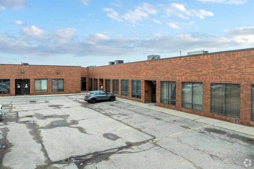 691-729 Petrolia Rd, Toronto, ON à louer - Photo du bâtiment - Image 2 de 6
