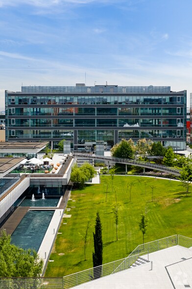 Calle de Campezo, 1, Madrid, Madrid à louer - Photo du bâtiment - Image 2 de 14