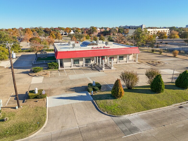 2300 N Central Expy, Plano, TX à vendre - Photo du bâtiment - Image 2 de 4