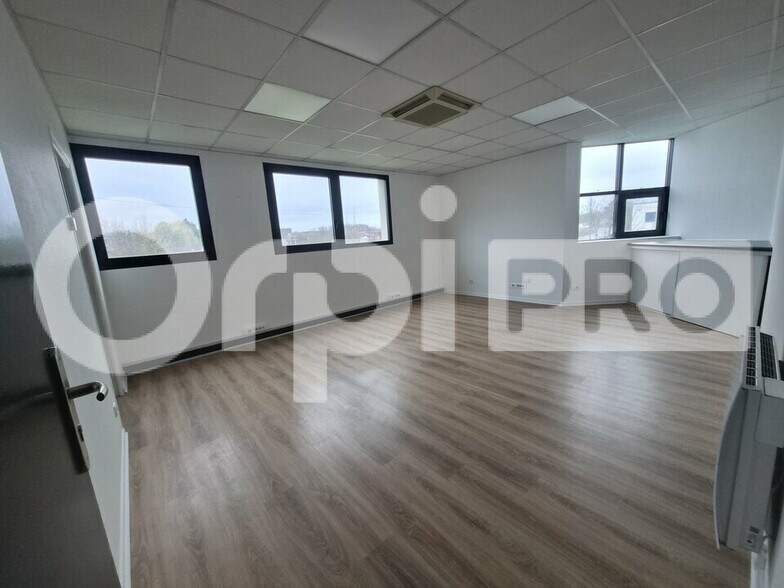 Office in Reims for lease - Interior Photo - Image 3 of 10