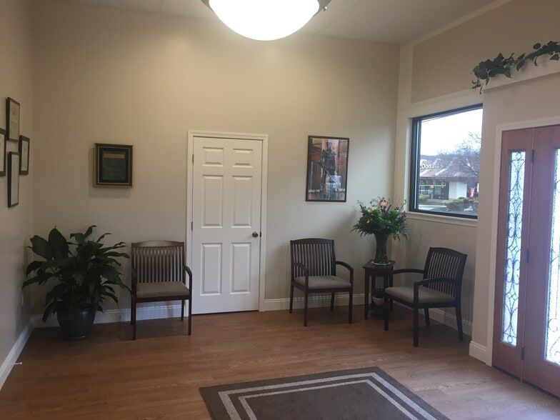 448 Carolina Ave, Chester, WV à vendre - Photo du bâtiment - Image 3 de 8