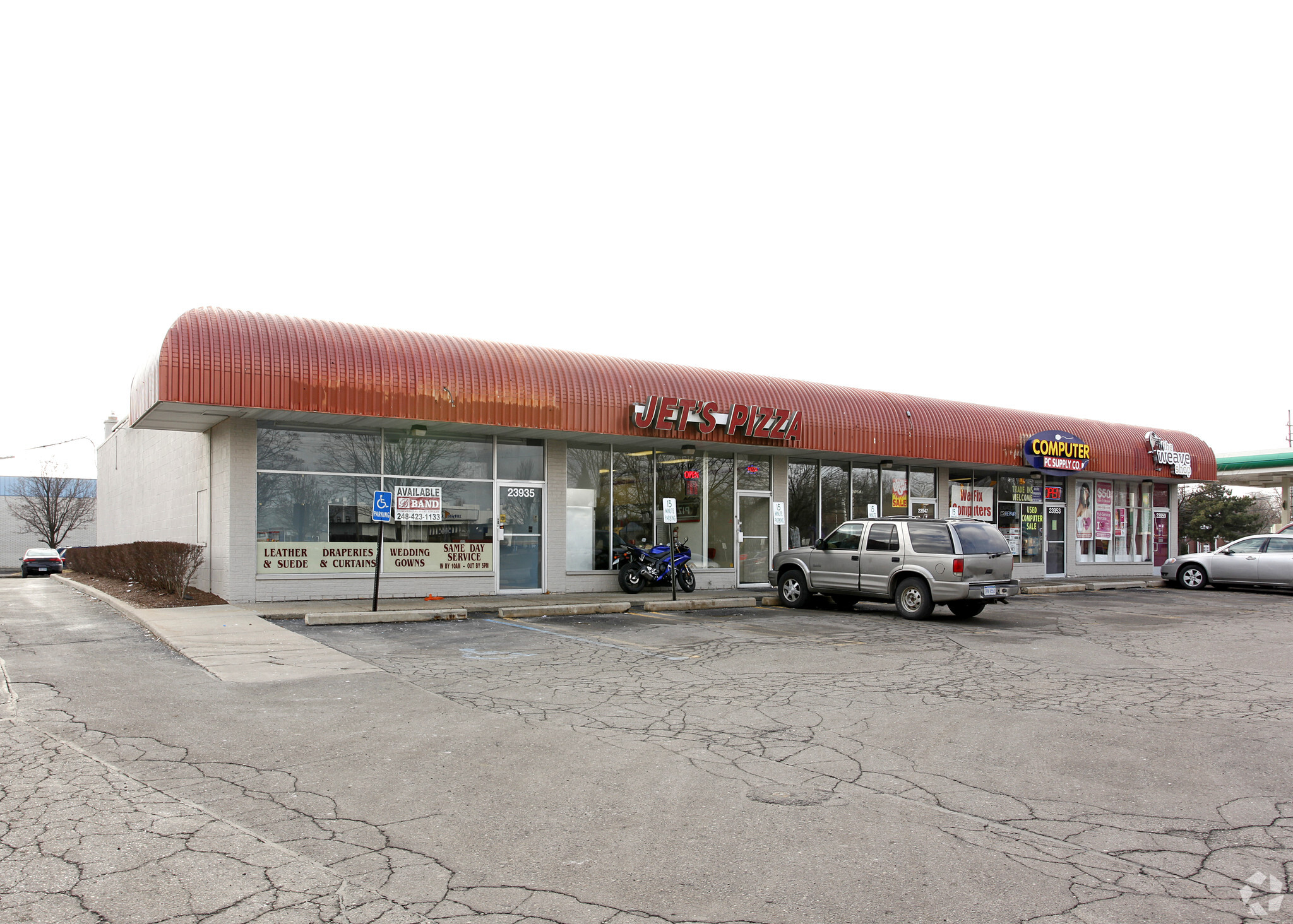 23935-23959 W Nine Mile Rd, Southfield, MI for lease Primary Photo- Image 1 of 4