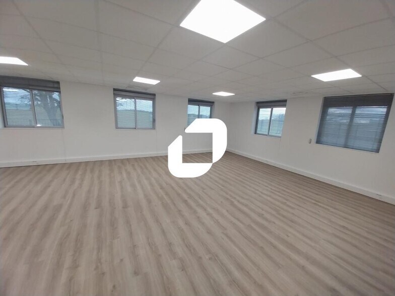 Flex dans LES ECHETS à louer - Photo du bâtiment - Image 2 de 13
