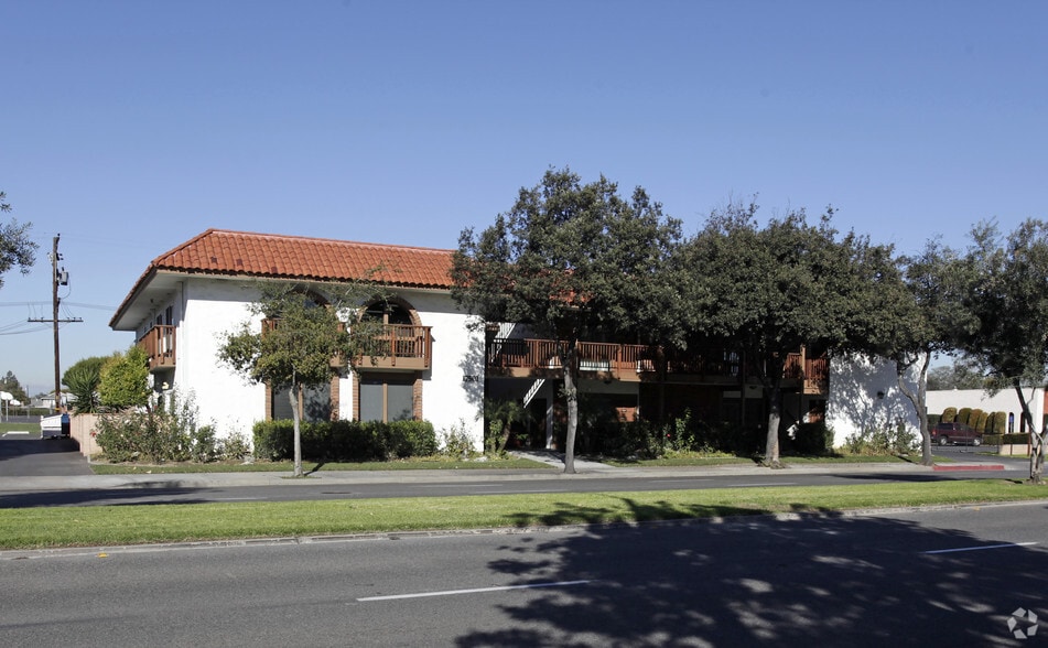 17501 Irvine Blvd, Tustin, CA for lease - Building Photo - Image 2 of 2