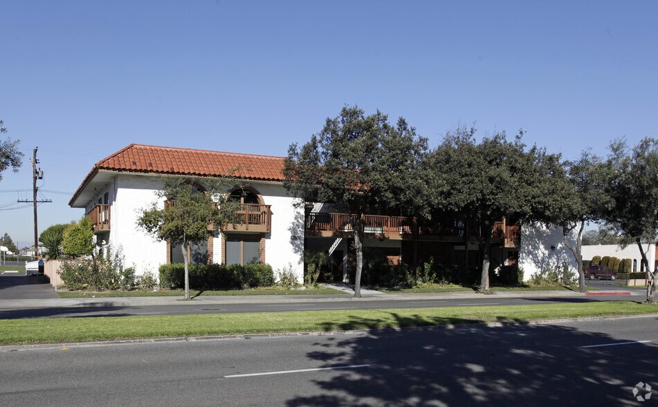 17501 Irvine Blvd, Tustin, CA à louer - Photo du bâtiment - Image 2 de 2