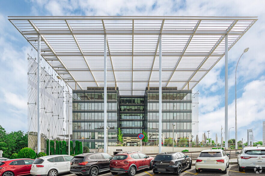 Calle de la Mahonia, 2, Madrid, Madrid à louer - Photo du bâtiment - Image 2 de 5