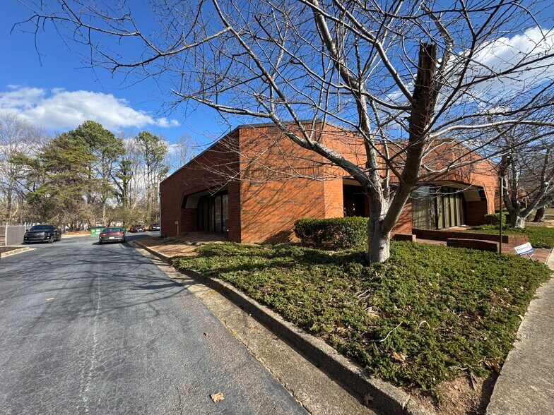 5335 Oakbrook Pky, Norcross, GA à louer - Photo du bâtiment - Image 2 de 7