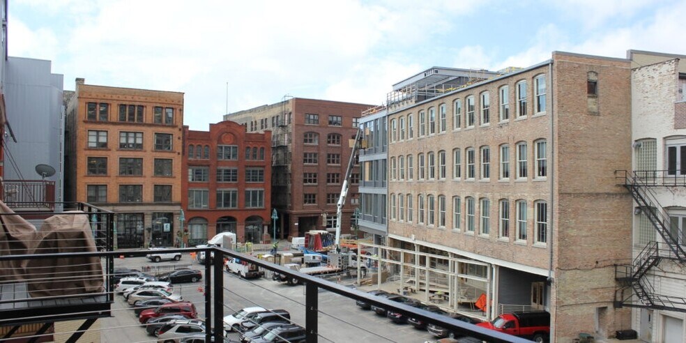 325-331 N Broadway, Milwaukee, WI à louer - Photo du bâtiment - Image 1 de 1