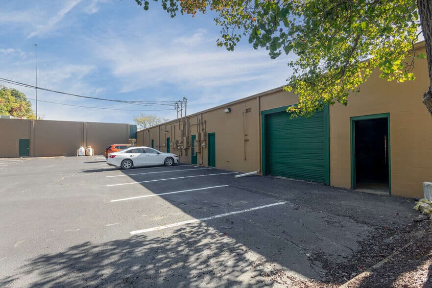 5306-5346 Peters Creek Rd, Roanoke, VA for lease - Building Photo - Image 3 of 11