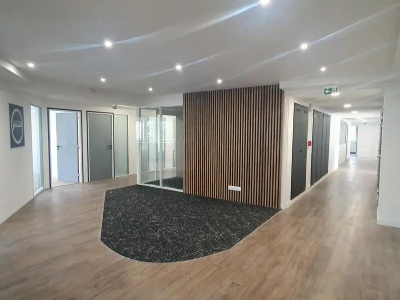 Office in Suresnes for lease Interior Photo- Image 1 of 8
