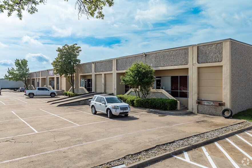 3109 Garden Brook Dr, Farmers Branch, TX for lease - Primary Photo - Image 1 of 25